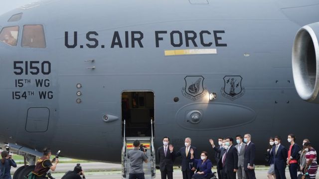 三名美国参议员6月6日乘坐美国空军一架运输机抵达台湾作短暂访问