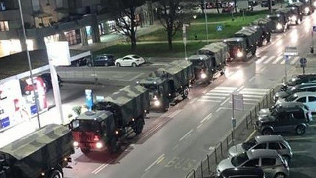 Coronavirus en Italia: las imágenes de los vehículos militares cargados con ataúdes en Bérgamo que han impactado a los italianos - BBC News Mundo