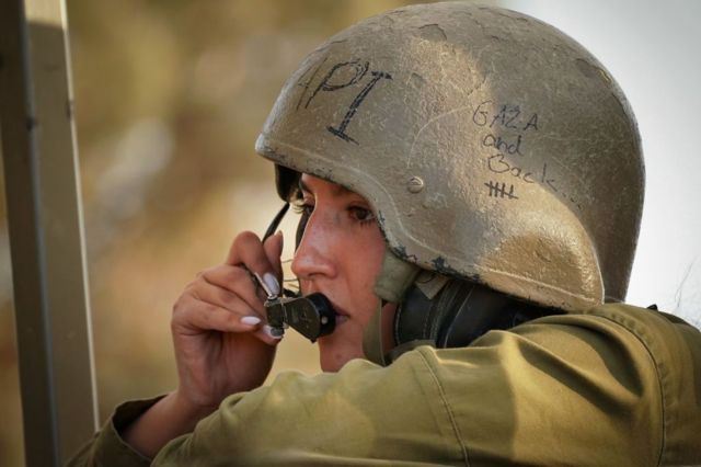 Um soldado israelense fala em um interfone