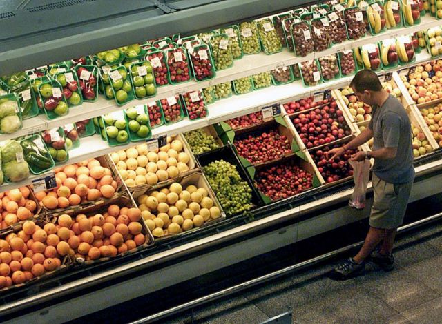 Homem fazendo compras em supermercado