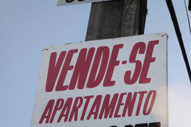 Placa em poste diz 'Vende-se apartamento'