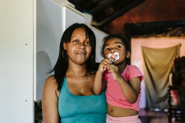 Mulher com criança no colo