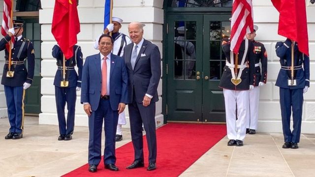 Thủ tướng Chính chụp hình cùng Tổng thống Biden vào tối 12/5 khi các nhà lãnh đạo ASEAN dự chiêu đãi của Tổng thống Biden trong dịp dự Hội nghị Cấp cao đặc biệt ASEAN-Hoa Kỳ.
