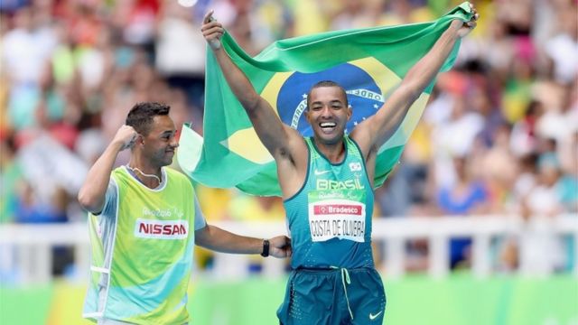 Ricardo Costa saltou 6.52 metros e ficou com o ouro na categoria T11, para cegos