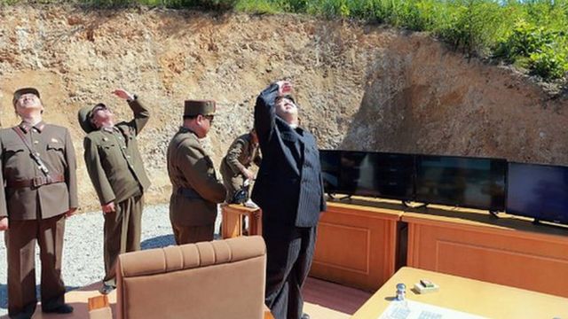 Ким наблюдает за испытаниями нового оружия