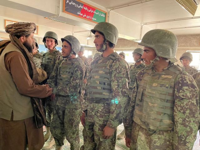 م﻿حمد یعقوب، وزیر دفاع طالبان روز جمعه در دیدار با شماری از افرادی که به گفته طالبان در پنجشیر جذب شده‌اند