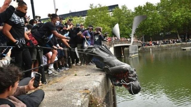 英国布里斯托的Edward Colston雕像被推倒后拖到港口扔进水里，后来被打捞出来，准备放入博物馆。