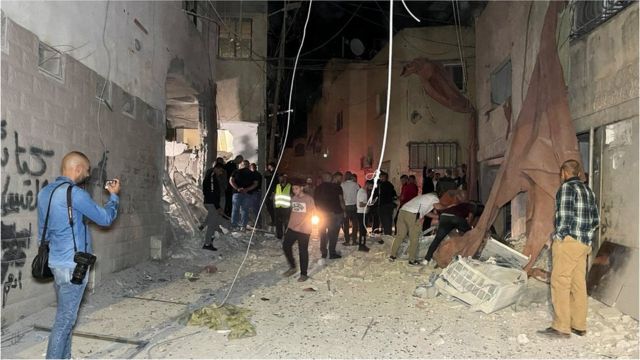 以色列袭击杰宁一座清真寺下方的院落后，人们检查受损情况