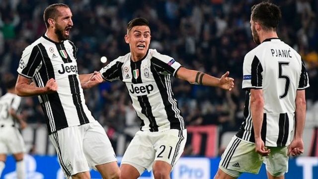Dybala, au milieu, est désormais lié avec le club italien jusqu'en 2022.