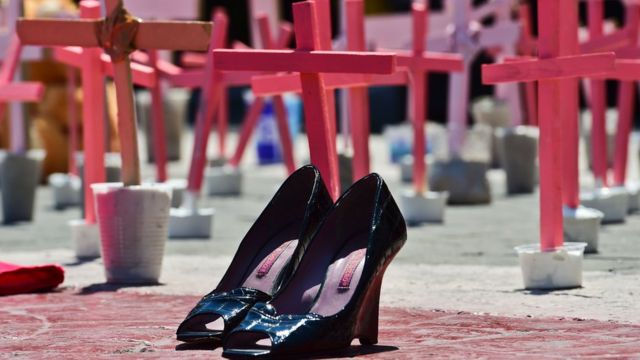 Zapatos con cruces atrás