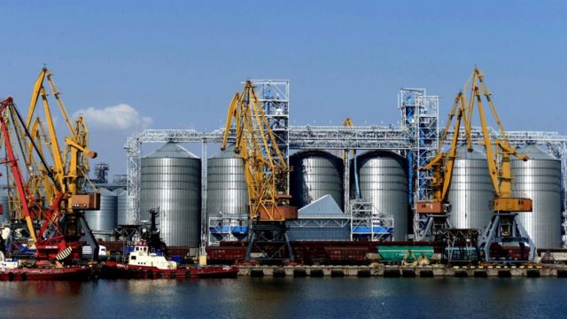 Un barco cargando grano en el puerto ucraniano de Odesa.