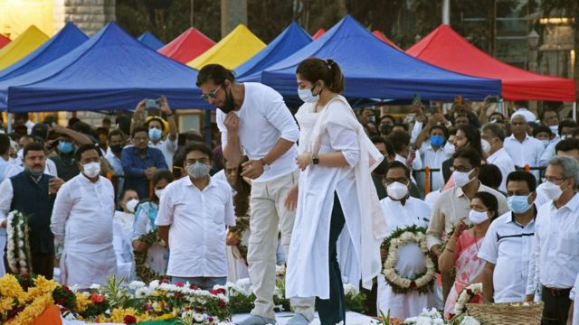 লতা মঙ্গেশকার: শাহরুখ খান কিংবদন্তী গায়িকার মরদেহে থুতু দিয়েছেন- অভিযোগ তুলছেন কট্টর হিন্দুরা - BBC News বাংলা