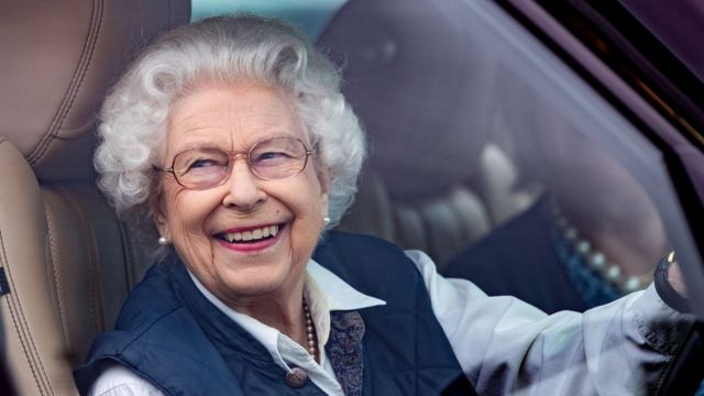 شوهدت الملكة إليزابيث الثانية وهي تقود سيارتها من طراز رينج روفر أثناء حضورها اليوم الثاني من معرض رويال ويندسور للخيول في يوليو 2021
