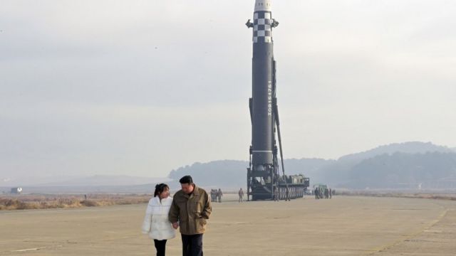 2022年11月，金正恩首次与女儿一起公开露面。(photo:BBC)