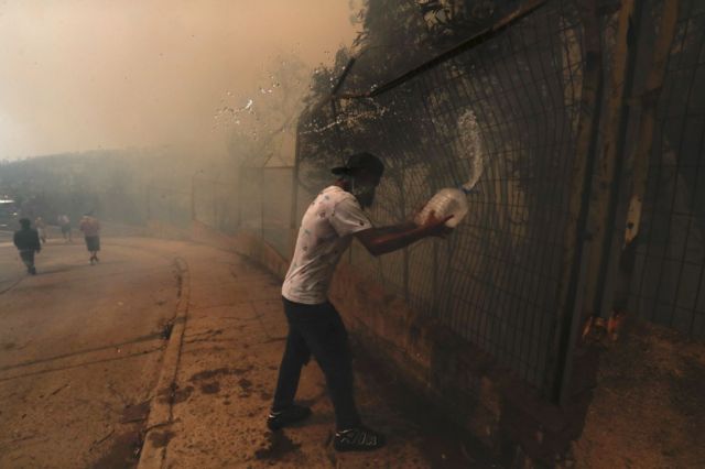 Muchas personas trataron de ayudar a los bomberos en la zona de Las Palmas durante los incendios forestales que afectan a Viña del Mar.