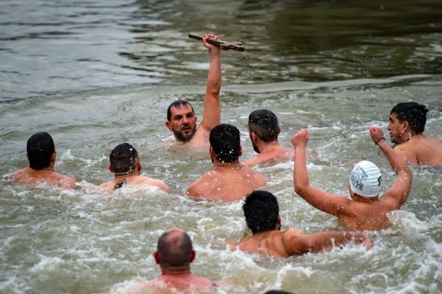 традиционные крещенские купания в бухте Золотой Рог