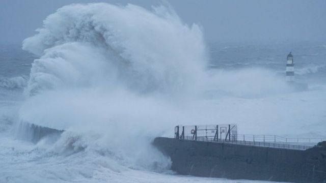 با شروع زمستان، دو توفان آرون و بارا باعث بارش شدید باران و وزش بادهای تند در بریتانیا شدند و سیاری از مناطق در شمال شرقی انگلستان و اسکاتلند با قطعی برق مواجه شدند
