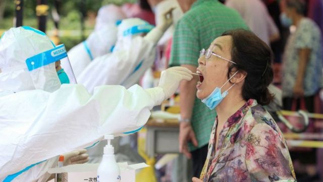 Một phụ nữ lấy xét nghiệm Covid-19 tại Nam Kinh ngày 29/7.