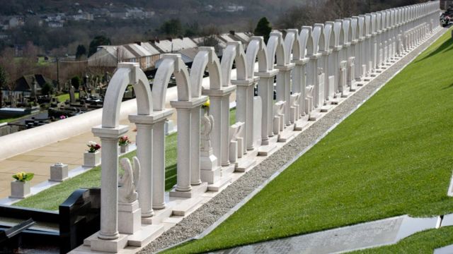 Fila de arcos en el cementerio de Aberfan