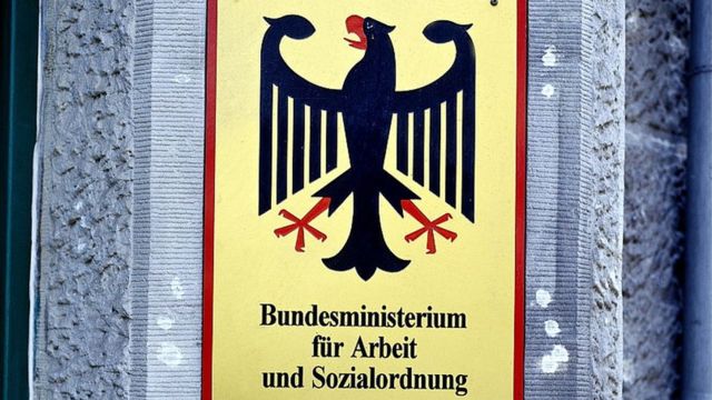 Placa na entrada do Ministério do Trabalho alemão