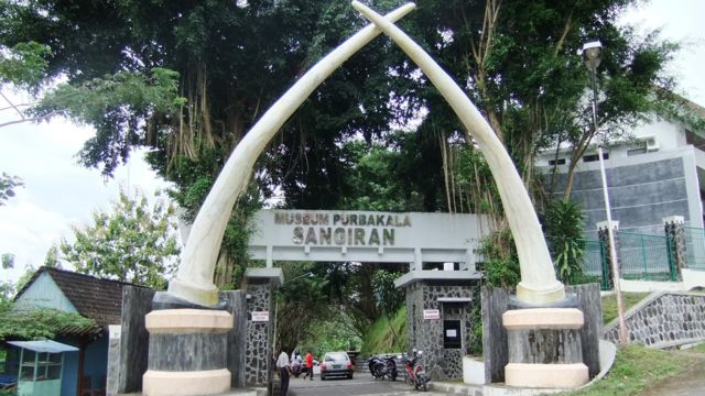 Gerbang depan Museum Purbakala di Sangiran, Jawa Tengah yang menyimpan berbagai artefak-artefak dari masa prasejarah