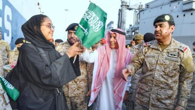 سيدة سعودية تصل إلى جدة بحراً