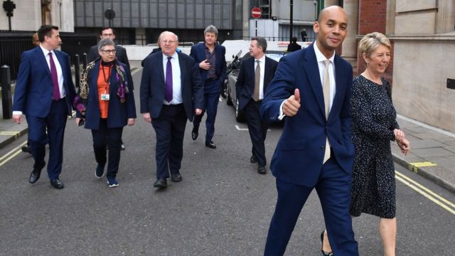 Chuka Umunna ve Angela Smith (önde) Gavin Shuker, Ann Coffey, Mike Gapes ve Chris Leslie (arkada)