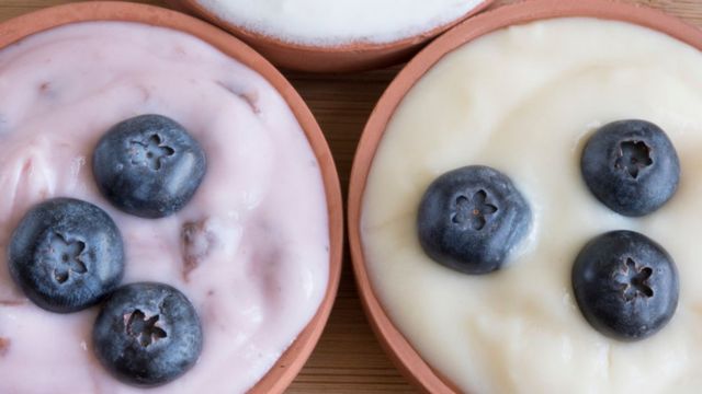 Foto de yogurt con arándanos.