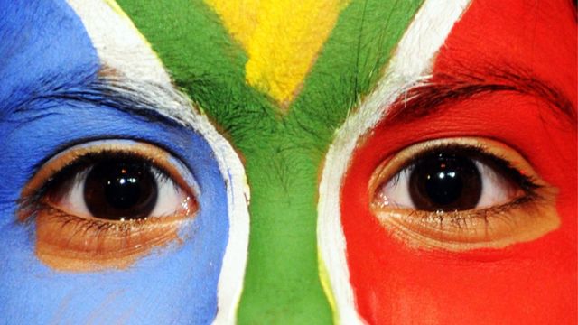 Um jovem sul-africano com as cores da bandeira