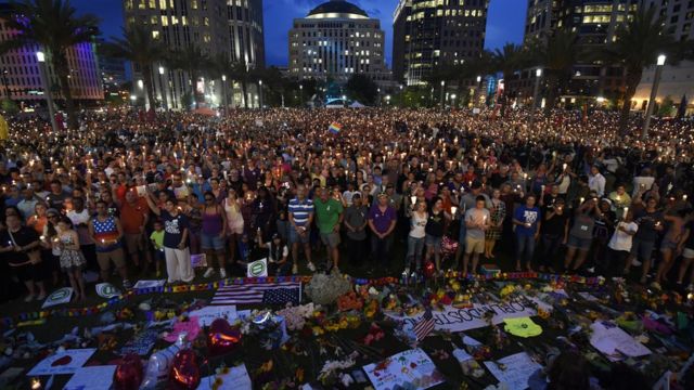 Miles de ciudadanos han participado en las vigilias en memoria de las víctimas de la masacre de Orlando,