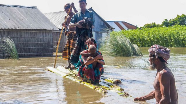 বাংলাদেশের উত্তরাঞ্চলে ভয়াল রূপ নিয়েছে বন্যা - BBC News বাংলা