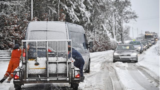 затор на дороге, занесенной снегом в Шотландии