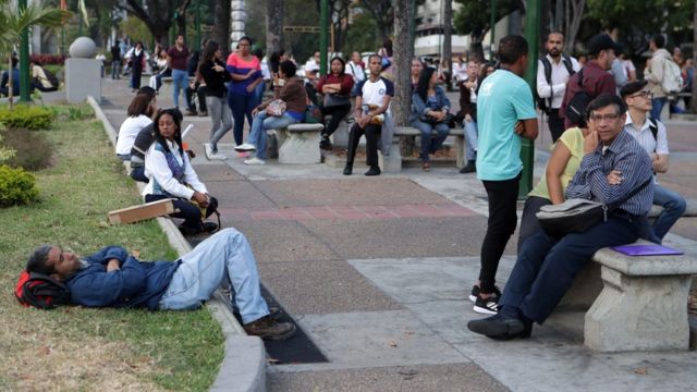 Empleados esperan durante el apagón en Caracas