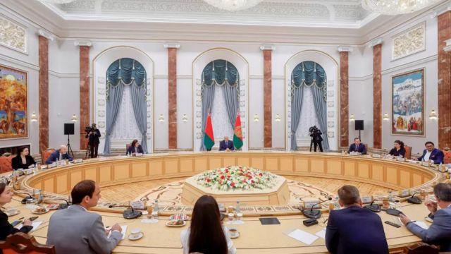 Alexander Lukashenko, presidente de Belarus, falando em uma coletiva de imprensa em Minsk