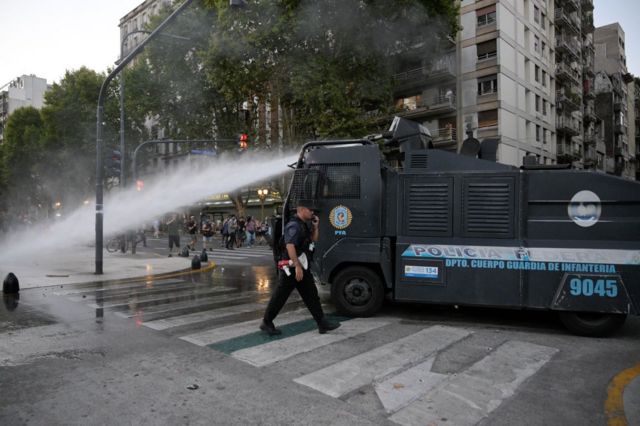 La policía utilizó cañones de agua contra los manifestantes. 
