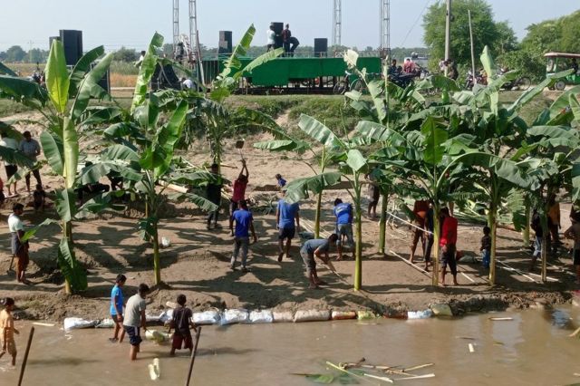 सुनसरीको इनरुवास्थित कुरुवा खोलामा पूजास्थल निर्माण गर्दै स्थानीयवासी