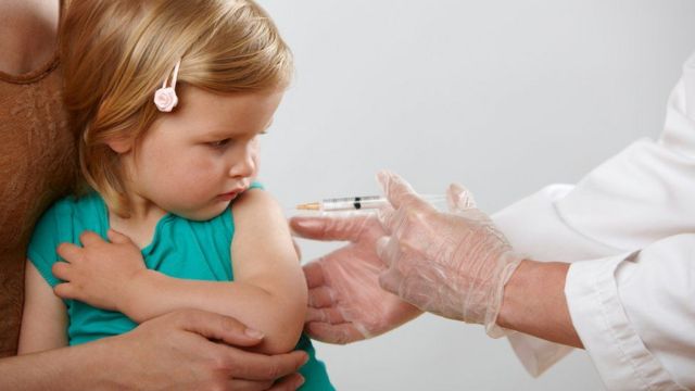 طفلة تتلقى جرعة من لقاح شلل الأطفال.