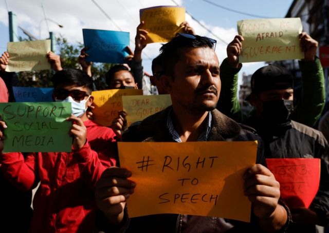 टिकटकमाथि लगाइएको प्रतिबन्धको विरोधमा काठमाण्डूमा भएको प्रदर्शनका सहभागी
