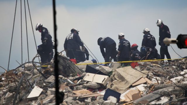Trabajadores sobre los escombros del Champlain Towers South