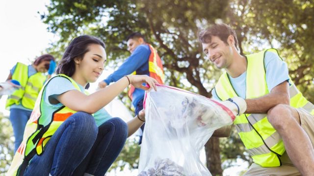 Jóvenes reciclando