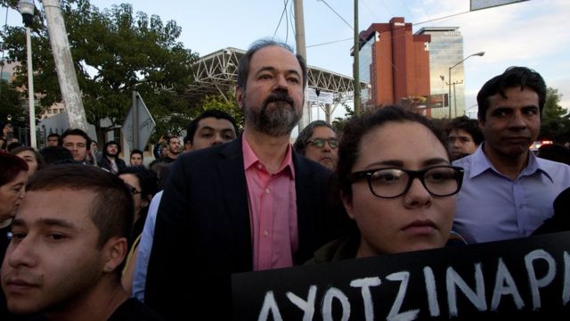 Juan Villoro en una protesta por el caso Ayotzinapa