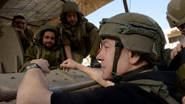 نتنياهو يتفقد جنود الجيش الإسرائيلي أثناء التوغل البري في غزة 