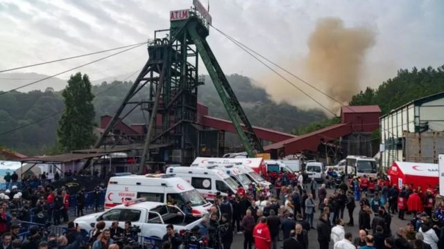 İnsanlar və təcili yardım maşınları, mədən texnikası