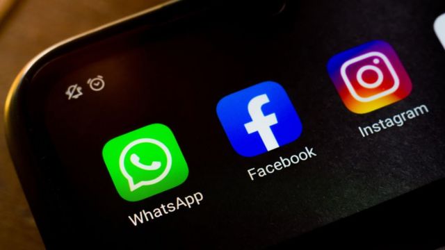 Logos de WhatsApp, Facebook e Instagram en un celular.