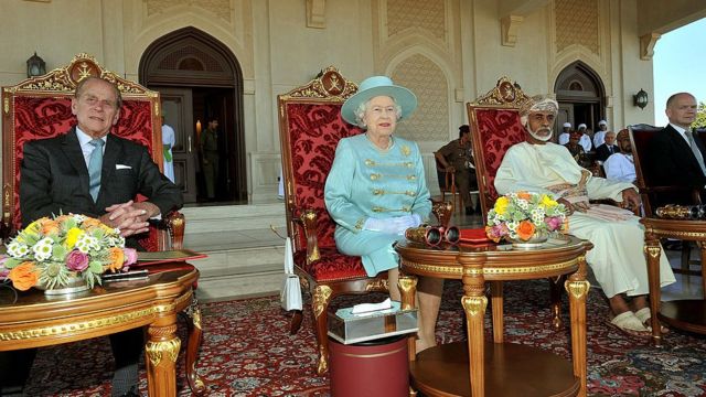 ملکه الیزابت دوم و شاهزاده فیلیپ و سلطان قابوس در یک مسابقه اسب‌دوانی
