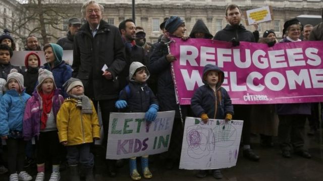 بريطانيون مع أبنائهم يتظاهرون ضد وقف برنامج استقبال الأطفال اللاجئين إلى بريطانيا