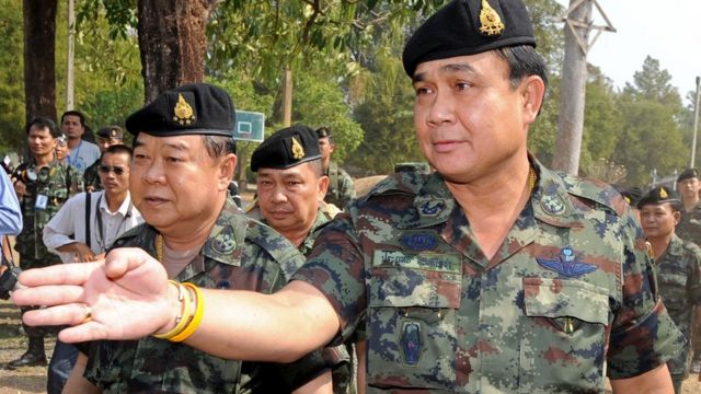 พล.อ.ประยุทธ์ จันทร์โอชา ผู้บัญชาการทหารบกในขณะนั้น และ พล.อ.ประวิตร วงษ์สุวรรณ รมว.กลาโหม เมื่อปี 2554 ระหว่างเกิดความขัดแย้งบริเวณชายแดนไทย-กัมพูชา
