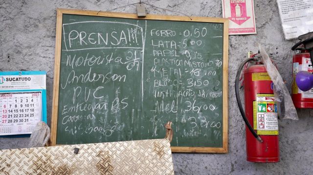 Lousa mostra valor pago a materiais vendidos em ferro-velho de Guarulhos