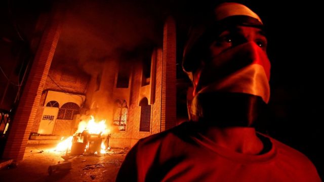 أضرم محتجون النار في مبان حكومية ومكاتب تابعة لأحزاب سياسية بالبصرة
