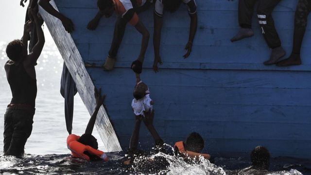Un niño es trasladado desde el barco para llevarlo a los rescatistas